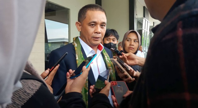 Ketua KONI Provinsi Jambi, Budi Setiawan saat diwawancara awak media. Foto: Bahara Jati/Jambikita.id