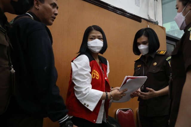 Terdakwa Putri Candrawathi tiba untuk menjalani sidang dakwaan kasus pembunuhan berencana terhadap Brigadir Yosua Hutabarat di Pengadilan Negeri Jakarta Selatan, Jakarta, Senin (17/10/2022). Foto: Aditia Noviansyah/kumparan