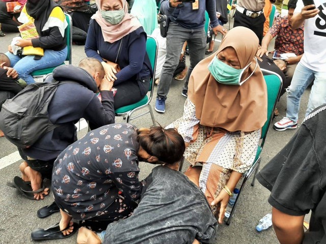 77 orang anggota geng motor di Kota Makassar, Sulsel, yang ditangkap saat berpesta minuman beralkohol, minta maaf dan bersujud kepada orangtuanya. Foto: Istimewa