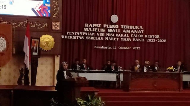 Salah satu calon rektor wanita Prof I Gusti Ayu Ketut Rachmi Handayani menjawab pertanyaan panelis, Senin (17/10/2022). FOTO:Agung Santoso