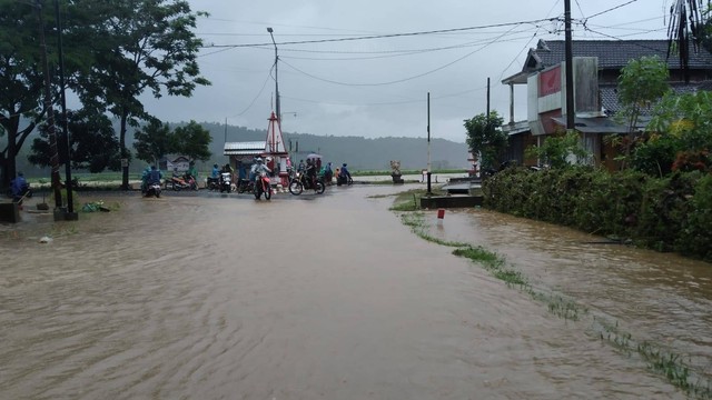 Air masih menggenangi sejumlah desa. foto/Aisyah Nawangsari Putri