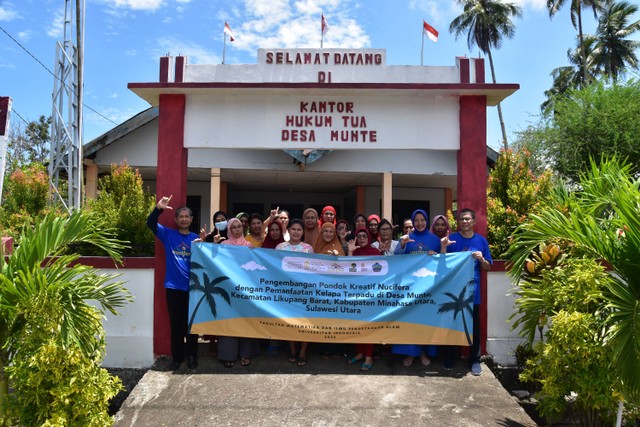 Foto Bersama Tim Pengabdian Masyarakat FMIPA UI dengan Masyarakat Desa Munte, Likupang, Minahasa Utara. Sumber: Dok. Pribadi