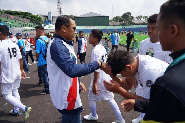 Pangdam Iskandar Muda Mayjen TNI Mohamad Hasan hadir menyaksikan langsung tim Al Azhar FC yang mewakili Aceh di putaran nasional Liga Santri Piala KSAD 2022. Foto: Kodam IM