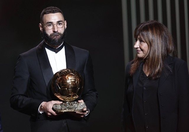 Pemain Real Madrid Karim Benzema menerima trofi Ballon d'Or 2022 dan mengajak ibunya, Wahida Djebbara di Teater Chatelet, Paris, Prancis Senin (17/10/2022). Foto: Benoit Tessier/Reuters