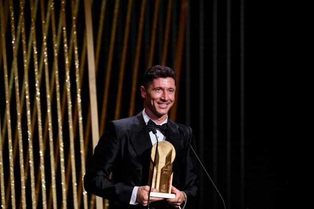 Pemain FC Barcelona Robert Lewandowski memenangkan Trofi Gerd Muller di Teater Chatelet, Paris, Prancis Senin (17/10/2022). Foto: Franck Fife/AFP