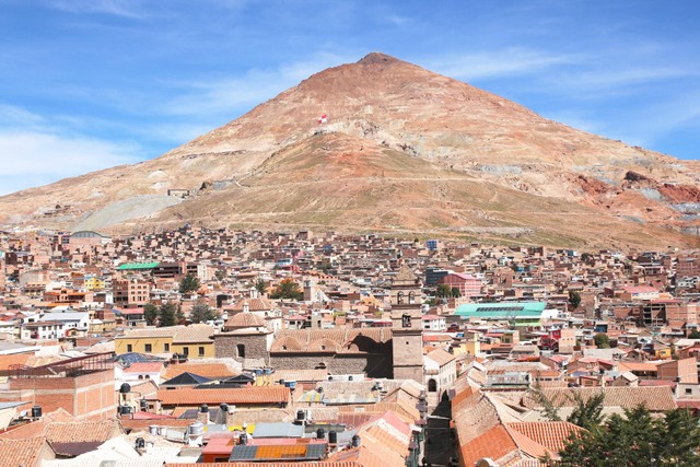 Gunung 'pemakan manusia' di Bolivia. Foto: Bas van den Heuvel/Shutterstock