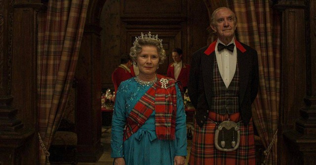 Imelda Staunton, pemeran tokoh Ratu Elizabeth II, dan Jonathan Pryce, pemeran tokoh Pangeran Philip di serial Netflix The Crown. Foto: Instagram/@thecrownnetflix