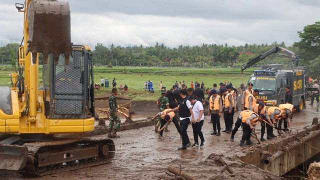 Petugas membantu membersihkan sisa banjir di Kabupaten Jembrana, Bali. Foto: Basarnas Bali 