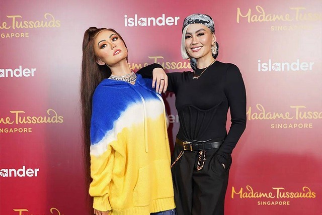 Agnez Mo dan patung lilinnya saat Grand Launching Agnez Mo Wax Figure di Madame Tussauds Singapore, Sentosa Island, Singapura, 5 Oktober 2022. Foto: Instagram/@mtssingapore