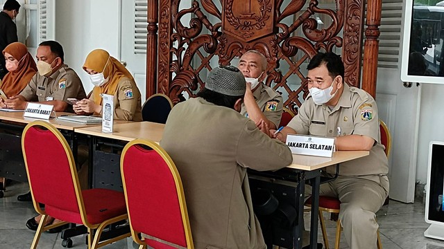 Warga datangi meja pengaduan di Balai Kota DKI Jakarta, Selasa (18/10/2022).
 Foto: Aprilandika Pratama/kumparan