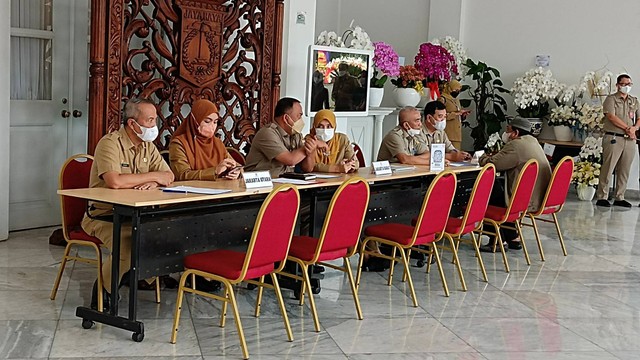 Warga datangi meja pengaduan di Balai Kota DKI Jakarta, Selasa (18/10/2022).
 Foto: Aprilandika Pratama/kumparan
