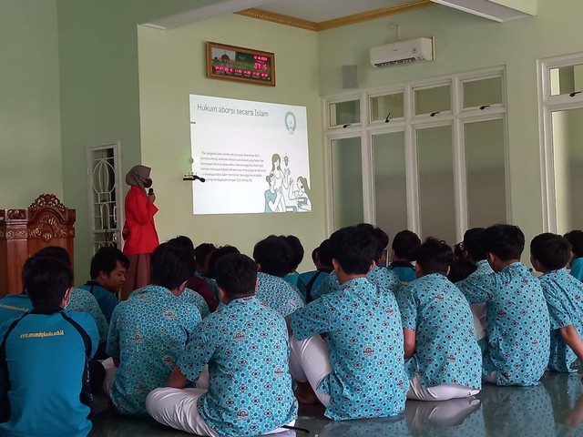 Penyuluhan Kesehatan Reproduksi di SMA Muhammadiyah PK  foto : wiwik