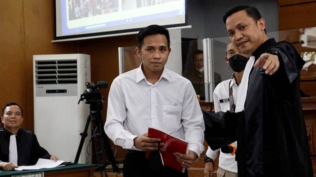 Richard Eliezer alias Bharada E tiba di ruang sidang Pengadilan Negeri Jakarta Selatan, untuk menjalani sidang perdana kasus pembunuhan Brigadir Yosua, Selasa (18/10/2022). Foto: Jamal Ramadhan/kumparan