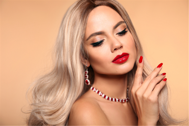 Ilustrasi perempuan menggunakan perhiasan batu mulia. Foto: Shutterstock. 