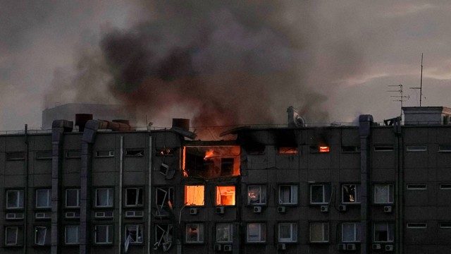 Asap mengepul setelah serangan pesawat tak berawak Rusia, di Kiev, Ukraina, Senin (17/10/2022). Foto: Gleb Garanich/REUTERS