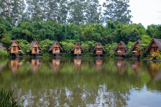 Dusun Bambu tempat hits di Bandung, foto oleh Abdelrahman Ismail di Unsplash