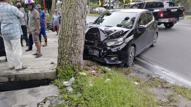 Mobil Brio yang dikendarai Bima menabrak pohon usai ditabrak dari arah belakang oleh mobil Innova. Kecelakaan ini terjadi di Jalan Iskandar Pangkalan Bun, Senin (17/10) sekitar pukul 07.30 WIB. Foto: IST/InfoPBUN