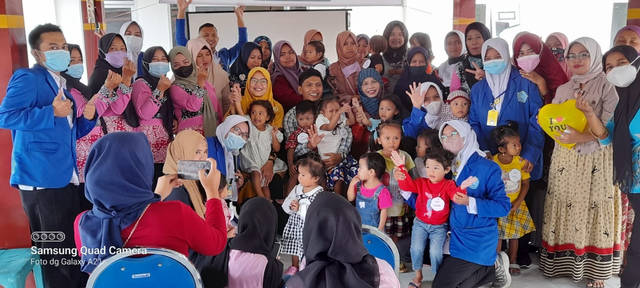 Foto bersama mahasiswa, dosen pembimbing, kader posyandu serta peserta lomba (Sumber : Humas Unmuh Jember).