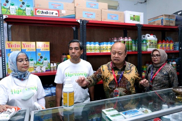 Direksi Pupuk Indonesia mengecek kios pupuk komersial di Canggu, Bali. Foto: Dok. Pupuk Indonesia