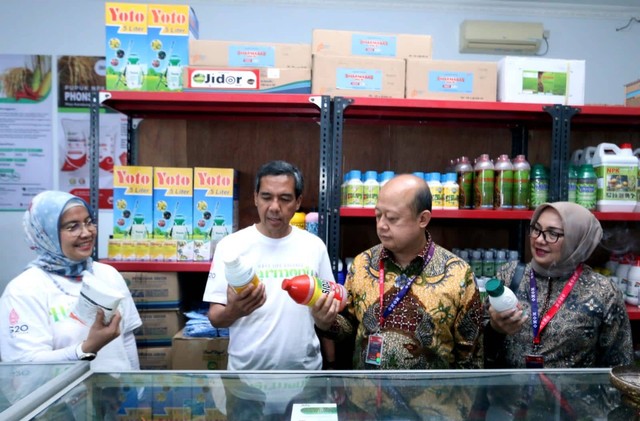 Direksi Pupuk Indonesia mengecek kios pupuk komersial di Canggu, Bali. Foto: Dok. Pupuk Indonesia