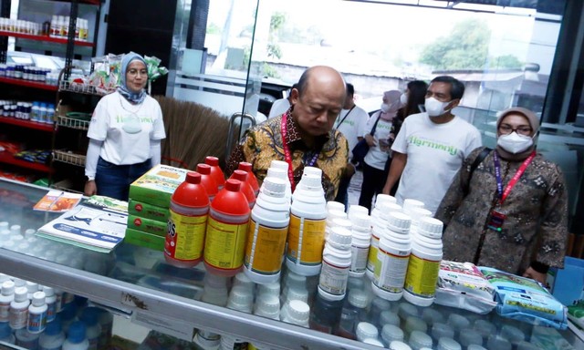 Direksi Pupuk Indonesia mengecek kios pupuk komersial di Canggu, Bali. Foto: Dok. Pupuk Indonesia