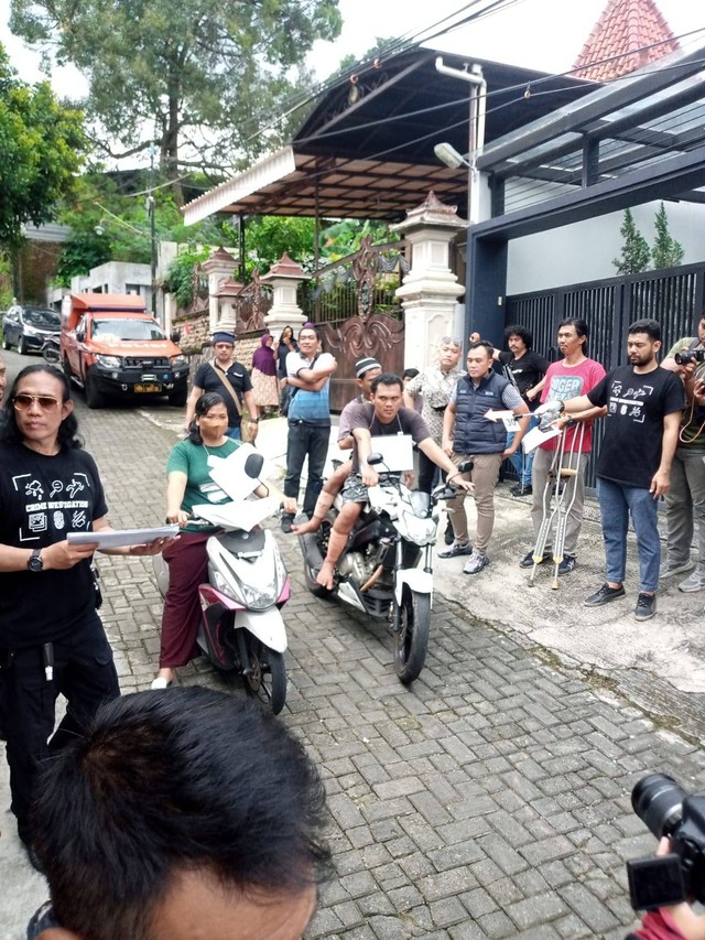 Para pelaku penembakan Rina Wulandai istri TNI di Semarang menjalani rekonstruksi. Foto: Intan Alliva/kumparan