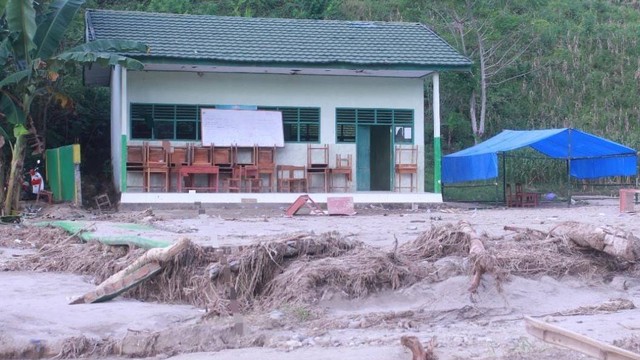 Kondisi MTs Al-Qamar di Lingkungan Padang Kassa pascabanjir bandang dan tanah longsor. Foto: Saharuddin Nasrun/SulbarKini