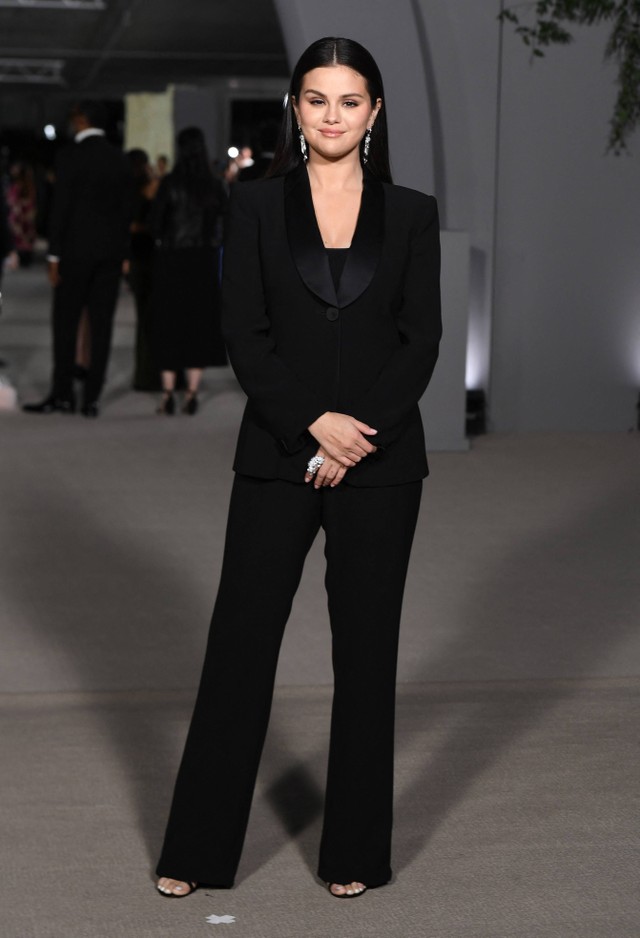 Selena Gomez tiba untuk menghadiri 2nd Annual Academy Museum Gala. Foto: Valeri Macon/AFP