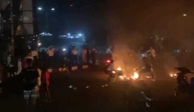 Aksi palang jalan dan pembakaran di jalan raya oleh Casis Tamtama TNI AD yang tidak lulus administrasi, foto: screenshot