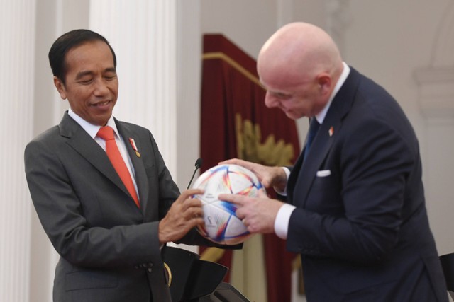Presiden Joko Widodo (kiri) menerima bola resmi Piala Dunia Qatar 2022 dari Presiden Induk Asosiasi Sepak Bola Dunia (FIFA) Gianni Infantino usai melakukan pertemuan di Istana Merdeka, Jakarta, Selasa (18/10/2022). Foto: Hafidz Mubarak A/Antara Foto