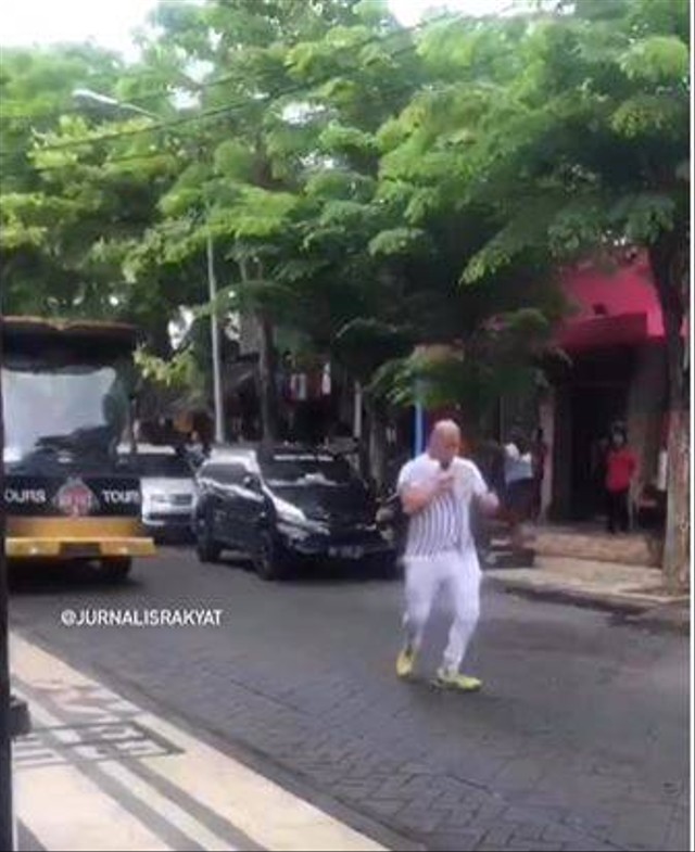 Screenshot video viral bule berulah di jalan Legian, Bali - IST