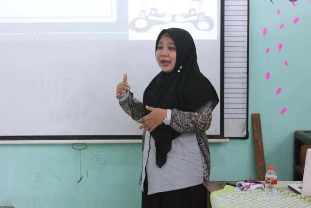 Dr. Fitriani Nur Damayanti, S.ST, M.HKes selaku PIC KKN Tematik Kota Tegal saat Pelatihan. Sumber : Dokumentasi Humas UNIMUS