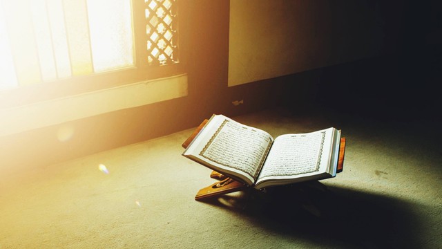 Ilustrasi Al-quran. Foto: Erick Fahrizal/Shutterstock.