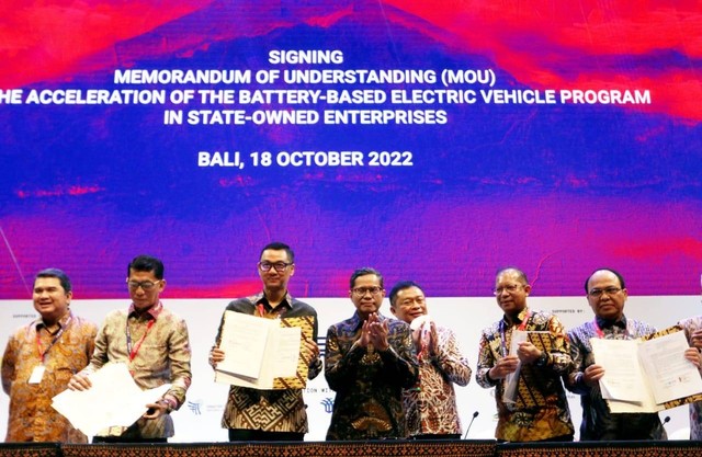 PT Pupuk Indonesia (Persero) dengan PT Wika Infrastruktur Manufaktur (Wima/Gesits) sepakat kerja sama tentang Percepatan Program Kendaraan Bermotor Listrik Berbasis Baterai (KLBB). Foto: Dok. PT Pupuk Indonesia