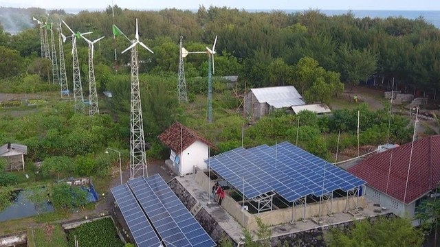 Pembangkit Listrik Tenaga Hibrida (PLTH) Pantai Baru di Bantul, DIY. Foto: PLN