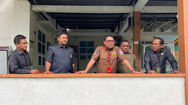 Nasir Djamil (tengah) dan Muhammad Redha Valevi (kedua kiri) di Mahkamah Syariyah Jantho, Aceh Besar. Foto: Humas MS Jantho