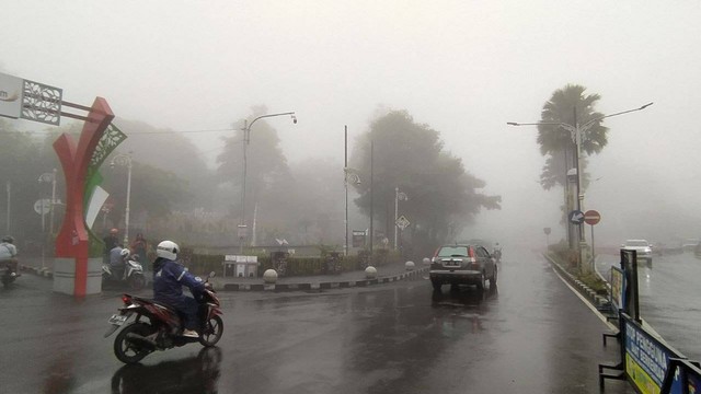 Suasana Alun-alun Kota Batu bak hilang ditelan awan kabut tebal pada Selasa (18/10/2022). Foto/Azmy