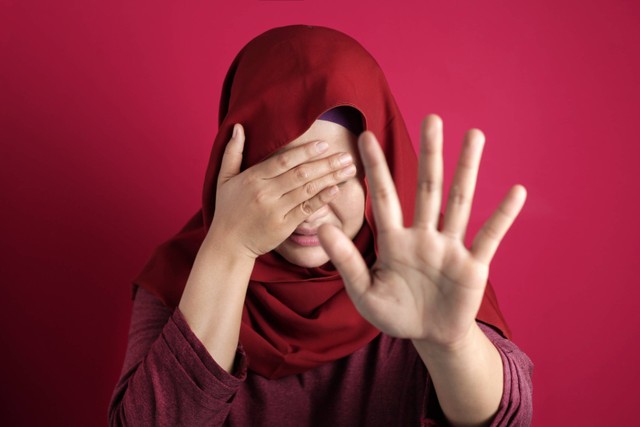 Ilustrasi kekerasan seksual kepada wanita berhijab. Foto: Shutterstock