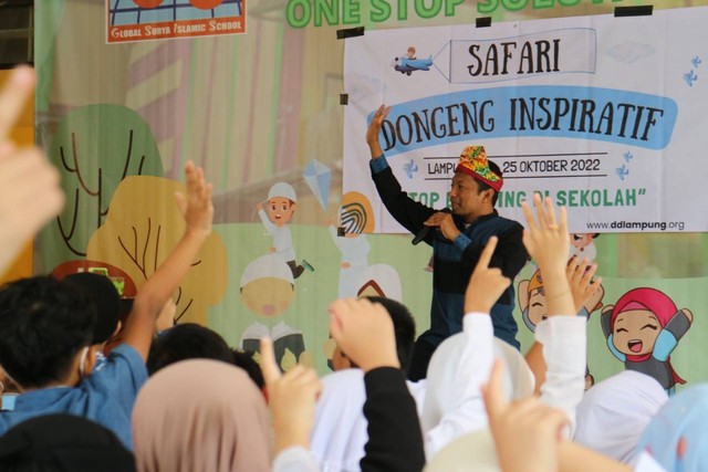 Dompet Dhuafa Lampung menghadirkan Program Safari Dongeng Inspiratif bertema "Stop Bullying di Sekolah" bersama Master Dongeng Indonesia, Kak Bimo yang dimulai, pada Selasa (18 - 25/10/2022).