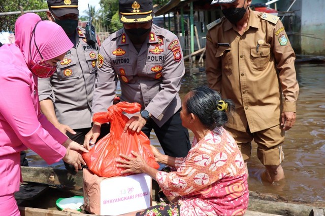 Polres Sekadau Salurkan Bantuan Sembako Untuk Korban Banjir Di Seberang Kapuas 1294