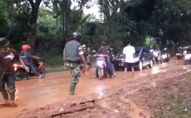 Banjir lumpur memenuhi Jalan Raya Jonggol, Kampung Jenet, Kabupaten Cianjur, Jawa Barat, Selasa (18/10). Foto: Dok. Istimewa