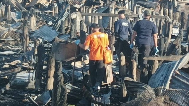 Puslabfor dan Inafis di lokasi kebakaran Pasar Dolog Agats Kabupaten Asmat. (Foto Humas Polda Papua)