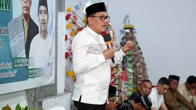 Anggota DPD RI asal Sulawesi Utara (Sulut), Djafar Alkatiri saat memberikan ceramah pada peringatan Maulid Nabi Muhammad SAW di Kabupaten Sitaro.