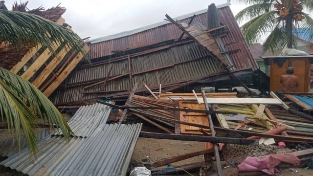 Angin puting beliung menerjang Desa Malalah, Kecamatan Mepanga, Kabupaten Parigi Moutong, Sulawesi Tengah. Foto: Istimewa