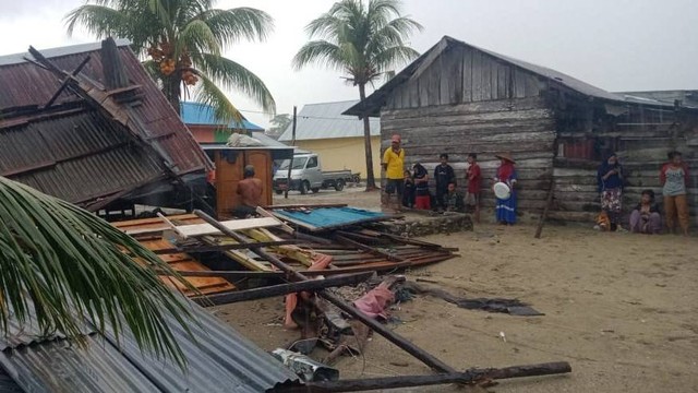 Angin puting beliung menerjang Desa Malalah, Kecamatan Mepanga, Kabupaten Parigi Moutong, Sulawesi Tengah. Foto: Istimewa