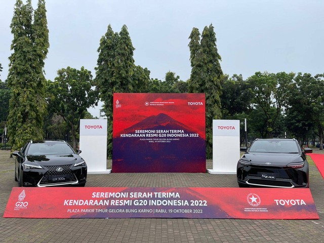 Seremoni serah terima mobil listrik Toyota bZ4X dan Lexus UX300e sebagai kendaraan resmi G20 Indonesia 2022.  Foto: dok. Toyota