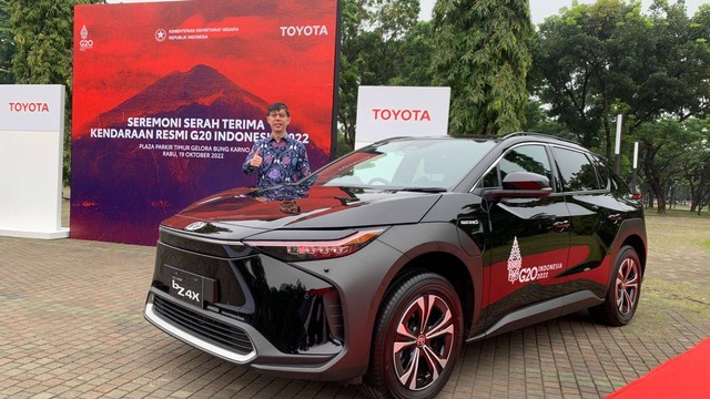 Mobil listrik Toyota bZ4X dan Direktur Marketing PT TAM Anton Jimmi Suwandy. Foto: Gesit Prayogi/kumparan