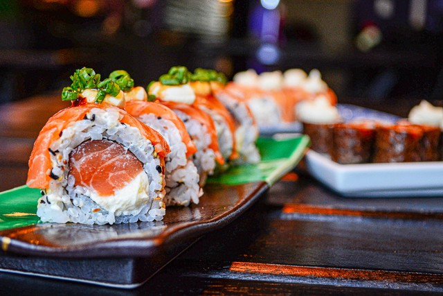 Ilustrasi Sushi, Unsplash: Vinicius Benedit