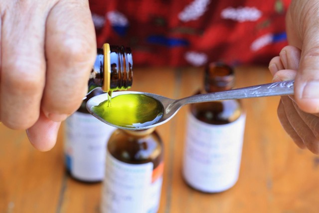 Ilustrasi obat cair untuk anak. Foto: Kotcha K/Shutterstock