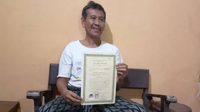 Djoko Wahyudi menunjukkan ijazah SMA miliknya, Rabu (19/10/2022). FOTO: Fernando Fitusia